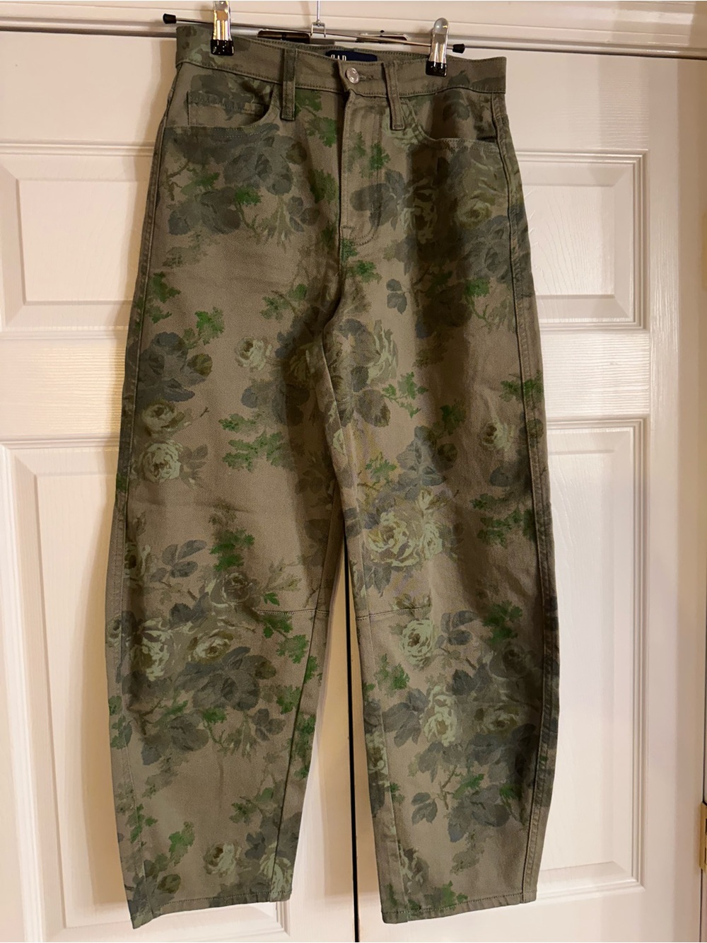 Gap Barrel Jeans with Floral Print - size 2